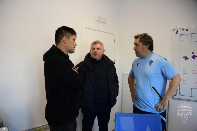 Meré conversa con Sergio González y Vizcaíno (Foto: Cádiz CF).