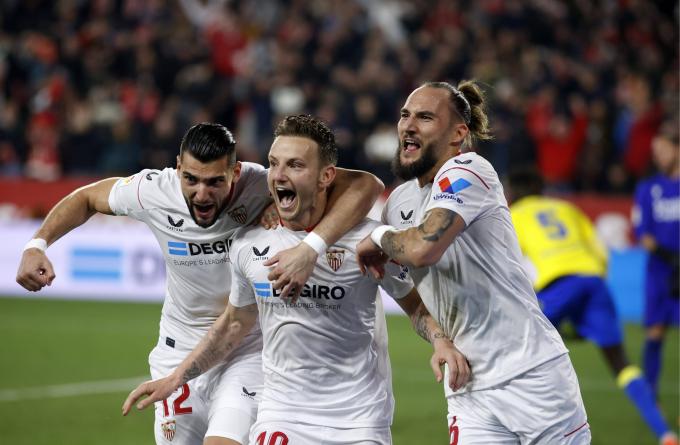 Rakitic celebra el gol de penalti que les daba el triunfo al Sevilla contra el Cádiz. (Foto: Cordo