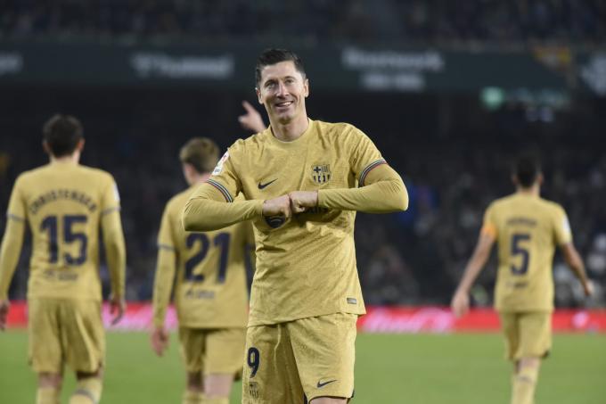 Robert Lewandowksi celebra su gol frente al Real Betis.