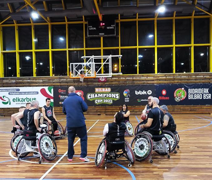 Charla de Adrián Yáñez al Bidaideak BSR antes del arranque de la Champions de Bilbao.