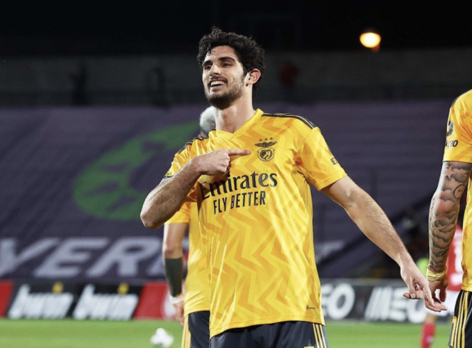 Guedes celebra un gol