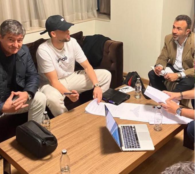 Adnan Januzaz firma su contrato con el Istanbul Basaksehir (Foto: @sachatavolieri).