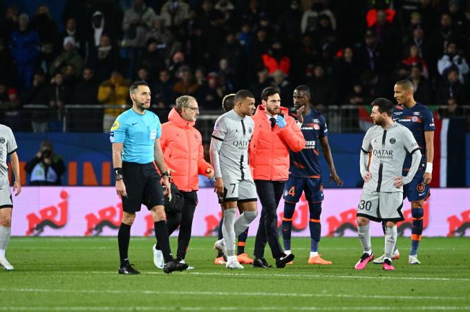 Mbappé marchándose preocupado tras lesionarse ante el Montpellier (Foto: Cordon Press).