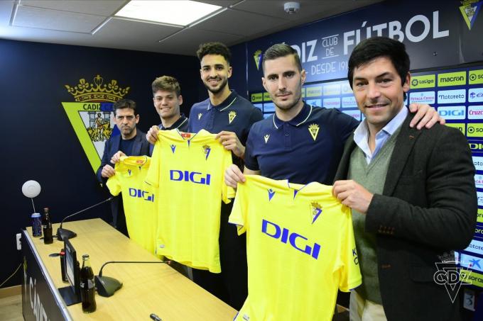 Meré, con Guardiola y Ramos en su presentación (Foto: Cádiz CF).