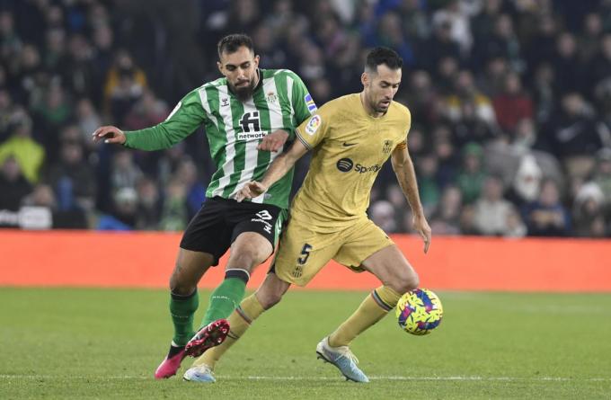 Sergio Busquets protege un balón ante Borja Iglesias en el Betis-Barcelona (Foto: Kiko Hurtado).
