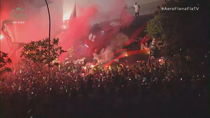 Miles de aficionados despiden al Flamengo por las calles de Río de Janeiro, Brasil