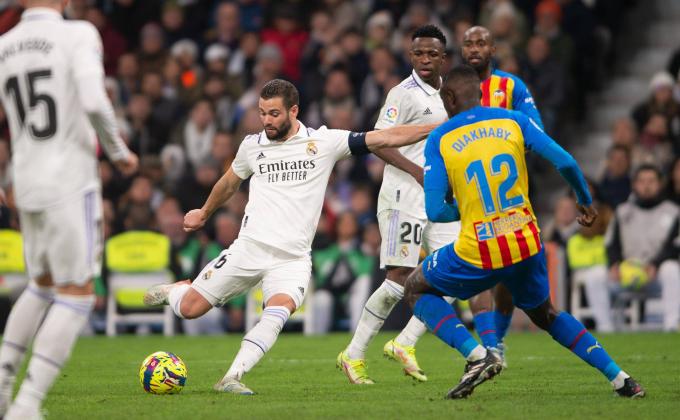 Nacho Fernández golpea el balón en el Real Madrid-Valencia (Foto: Cordon Press).