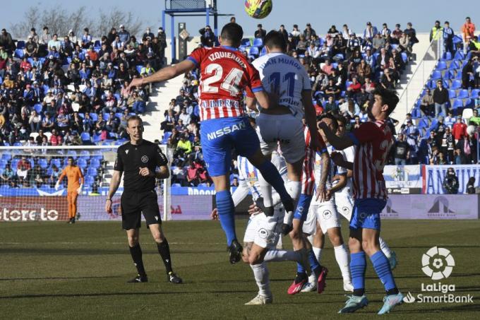 Izquierdoz pugna con Juan Muñoz en el Leganés - Sporting (Foto: LaLiga).