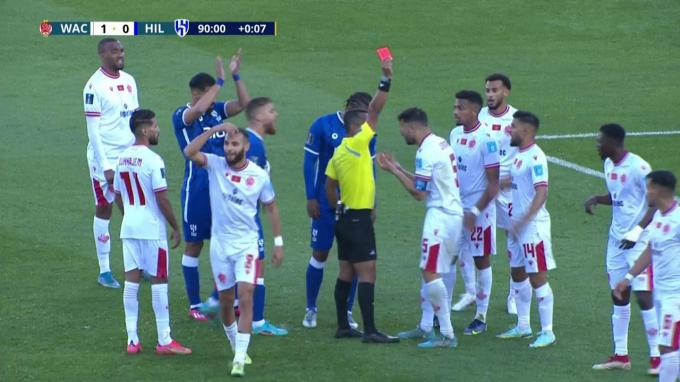 El árbitro expulsa a Jahyah Jabrane durante el Wydad AC y el Al Hilal de la Copa Mundial de Clubes de la FIFA