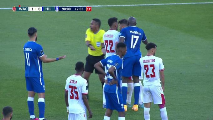 Los rivales piden al árbitro que eche al expulsado del campo