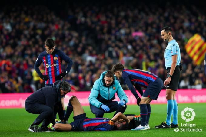 Sergio Busquets se duele el césped del Camp Nou por su lesión en el Barcelona-Sevilla.