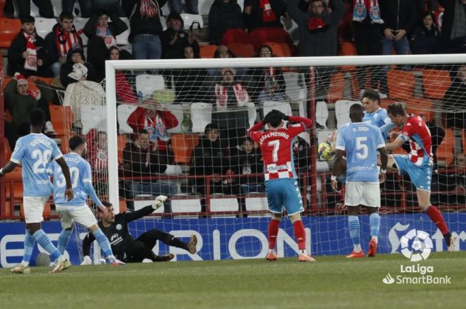 Un jugador del Lugo intenta rematar a puerta ante el Ibiza (Foto: LaLiga).