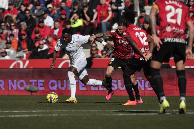 Maffeo agarra a Vinícius en una jugada del Mallorca-Real Madrid (FOTO: Cordón Press).