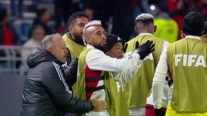 Vidal celebra el gol de Pedro para poner el 1-1