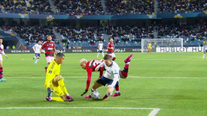 Vietto cae en el área y provoca el penalti del 0-1
