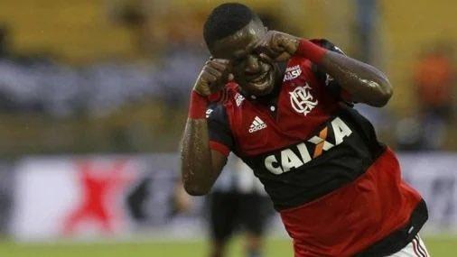 Vinícius celebra llamando llorones un gol con Flamengo.
