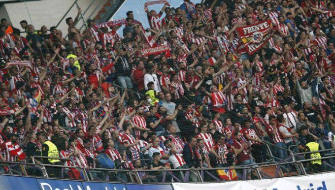 La afición del Atlético de Madrid, en el Santiago Bernabéu (Foto: EFE).