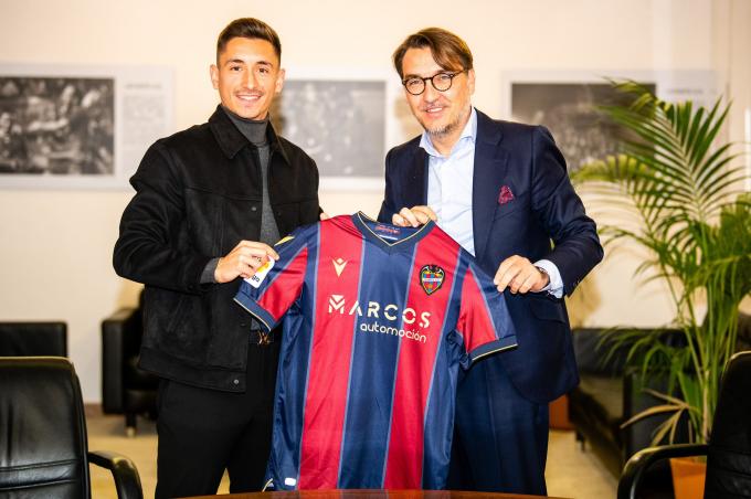 Pablo Martínez en su renovación como jugador del Levante UD.