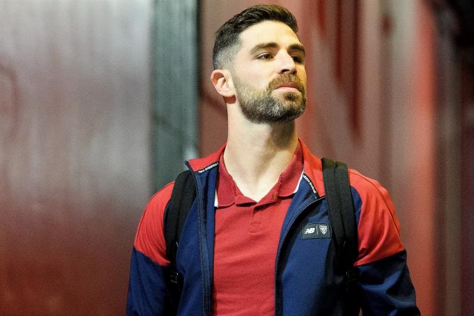 Yeray Álvarez baja del autobús en San Mamés (Foto: Athletic Club).