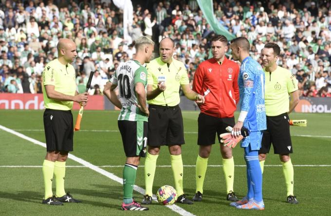 Canales y Mateu Lahoz, en los prolegómenos del Betis-Valladolid (Foto: Kiko Hurtado).