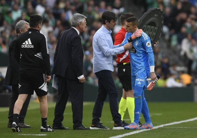 Pacheta consuela a Masip, lesionado en el Betis - Valladolid (Foto: Kiko Hurtado).