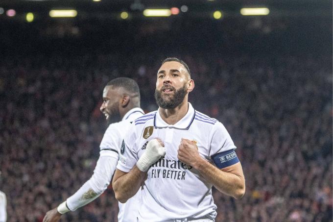 Benzema celebra uno de sus goles en el Liverpool-Real Madrid (Foto: Cordon Press).