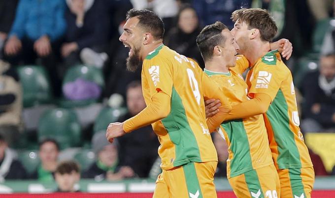 Borja Iglesias, Guardado y Miranda, en plena explosión de alegría tras un gol (Foto: Cordon Press).
