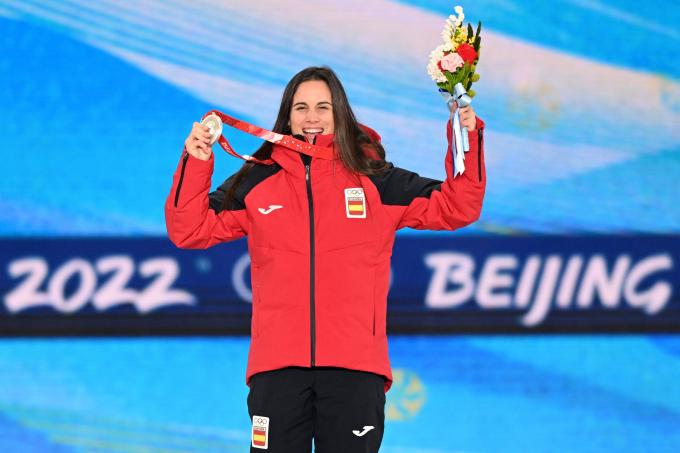 Queralt Castellet, posando con la medalla de plata en los Juegos Olímpicos de Pekín 2022 (Foto: Cordon Press).