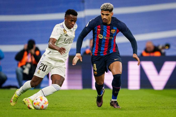 Araujo, ante Vinícius en el Clásico (Foto: FCB).