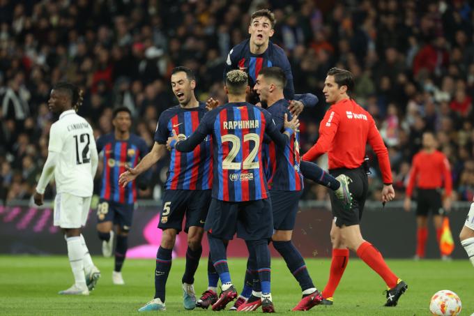 Los jugadores del Barcelona celebran un gol ante el Real Madrid (Foto: EFE).