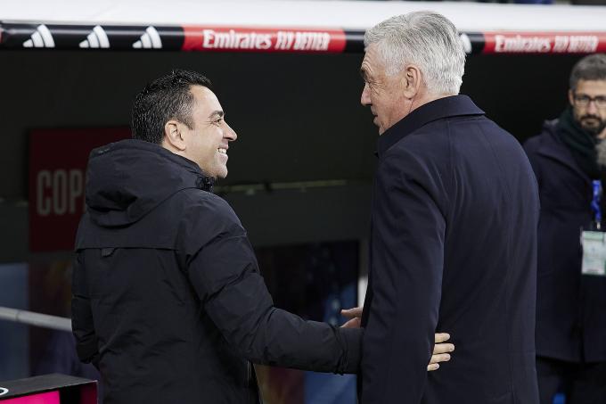 Xavi Hernández y Carlo Ancelotti se saludan antes del Clásico (Foto: Cordon Press).