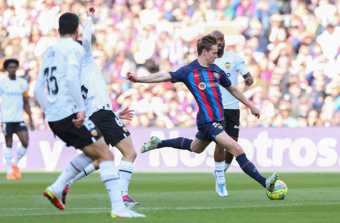 De Jong golpea el balón en el Barcelona-Valencia (FOTO: Cordón Press).
