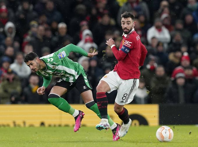 Ayoze, en una jugada con Bruno Fernandes, clave en el Manchester United (Foto: Cordon Press).