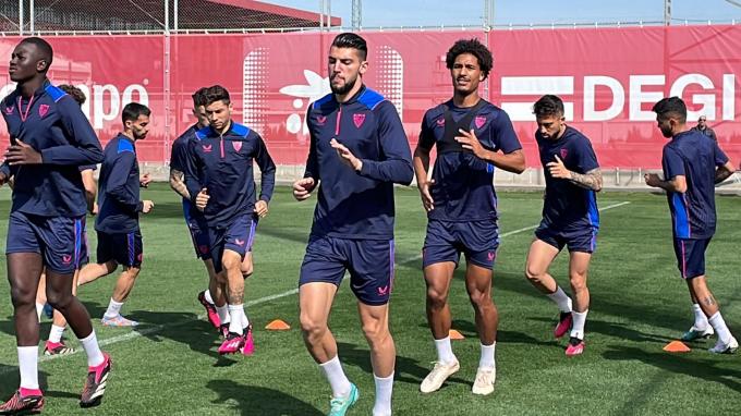 Rafa Mir y Loïc Badé, en el entrenamiento de este viernes (Foto: Kiko Hurtado).