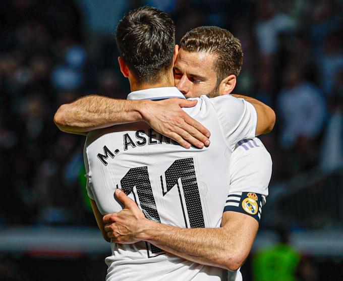 Marco Asensio y Nacho celebran el 3-1 del Real Madrid al Espanyol (Foto: Cordon Press).