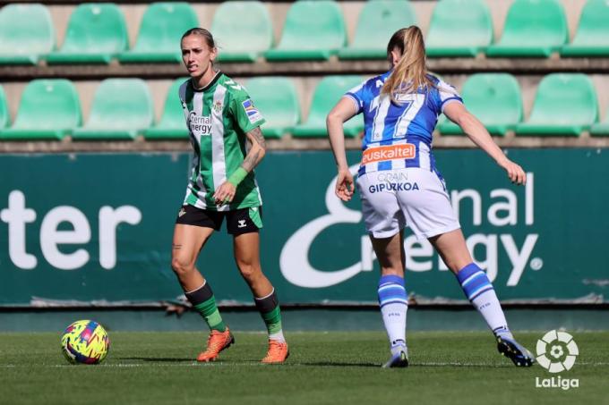 La bética Ángela Sosa con la pelota.