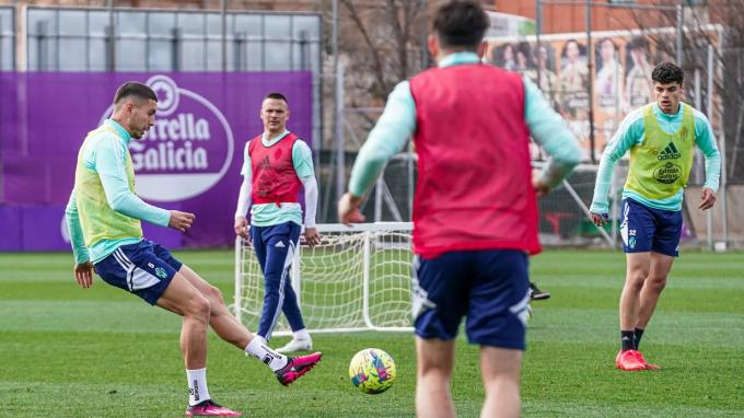 Javi Sánchez golpea el balón ante Roque Mesa y David Torres en el entrenamiento (Foto: Real Valladolid).