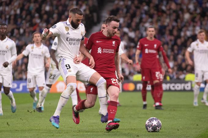 Karim Benzema, delante de Diogo Jota en el Real Madrid-Liverpool (Foto: Cordon Press).