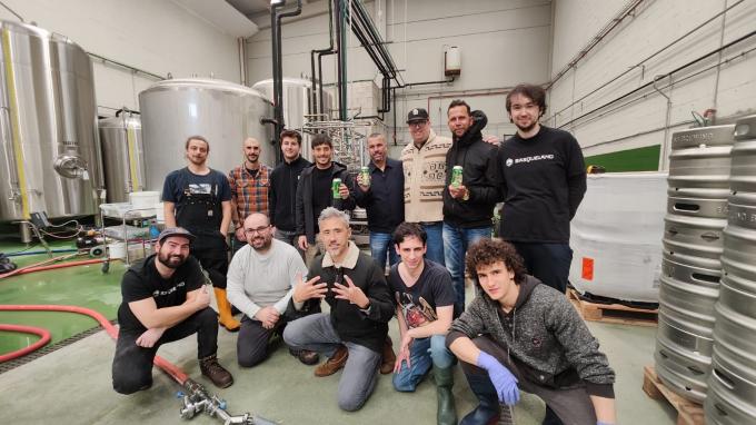 David Silva visitó la cervecera en Hernani.