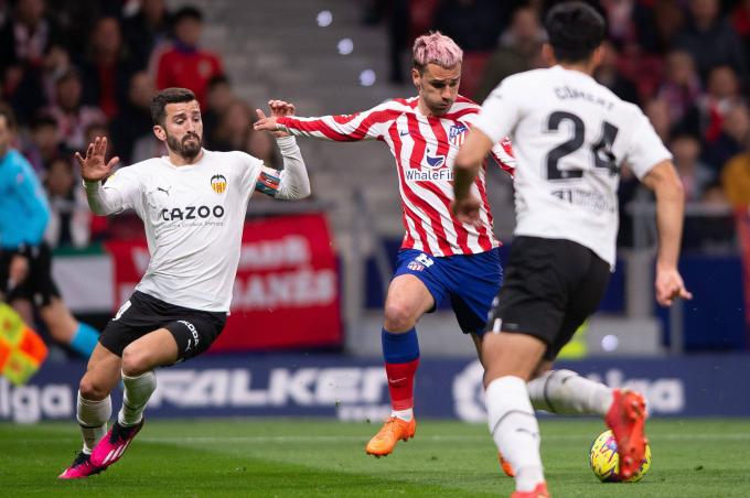 Antoine Griezmann celebra su gol que puede meter al Valencia en descenso (Foto: Cordon Press).