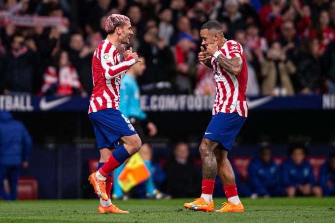Antoine Griezmann y Memphis Depay celebran un gol en el Atlético-Valencia (Foto: Cordon Press).