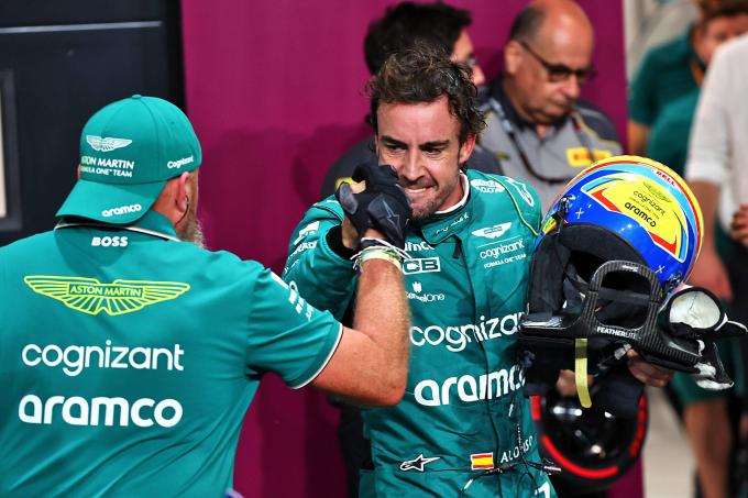 Fernando Alonso celebra el segundo puesto en la clasificación en Arabia (Foto: Cordon Press).