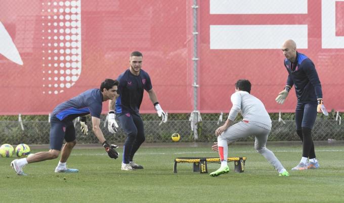El juego de los porteros en el entrenamiento del Sevilla (Foto: Kiko Hurtado).