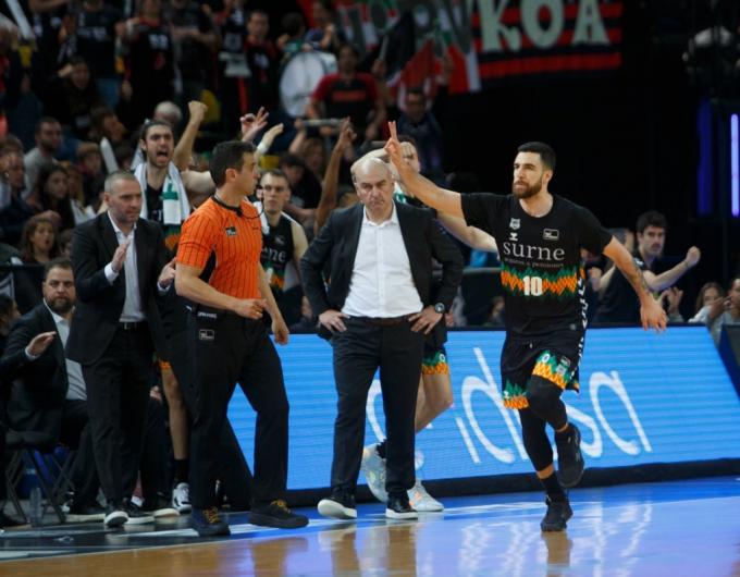 Triple de Francis Alonso para Bilbao Basket en Miribilla (Foto: A. Arrizabalaga/ACB).