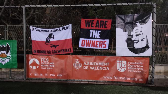 Pancartas contra Peter Lim en el partido del Cuenca-Mestaillistes - United of Manchester