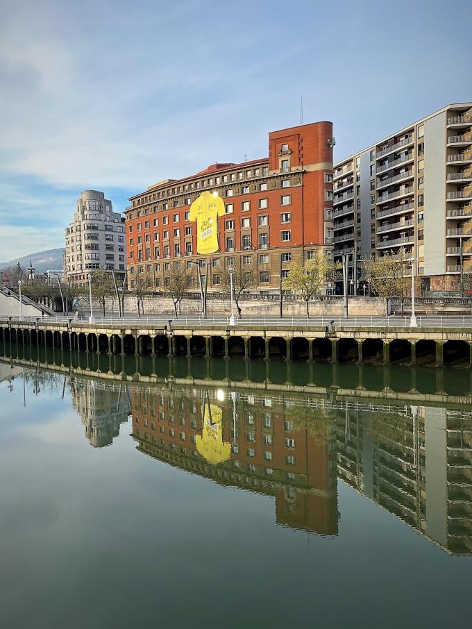 El maillot amarillo del Tour de Francia ya se deja ver por Bilbao (Foto: Roberto Sagastui).