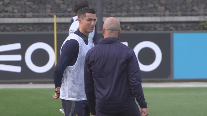 Cristiano y Roberto Martínez charlan en el entrenamiento de Portugal de este miércoles