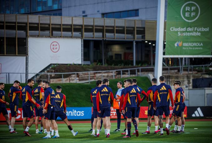 Los jugadores de la selección durante el entrenamiento de este miércoles en Las Rozas, Madrid
