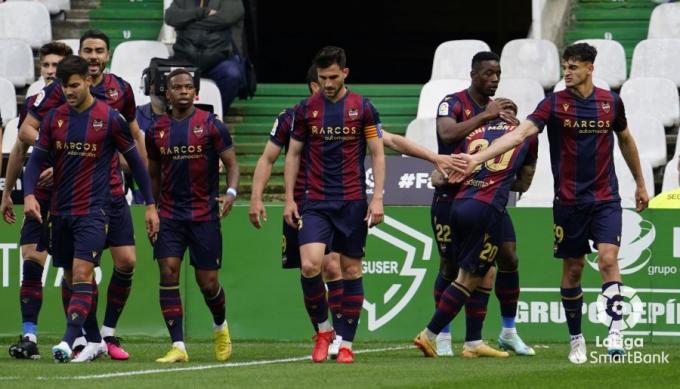 Celebración de gol de Joni Montiel en el Racing - Levante (Foto: LaLiga).