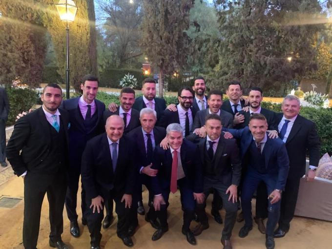 Simeone y otras personalidades del fútbol, en un momento de la boda.